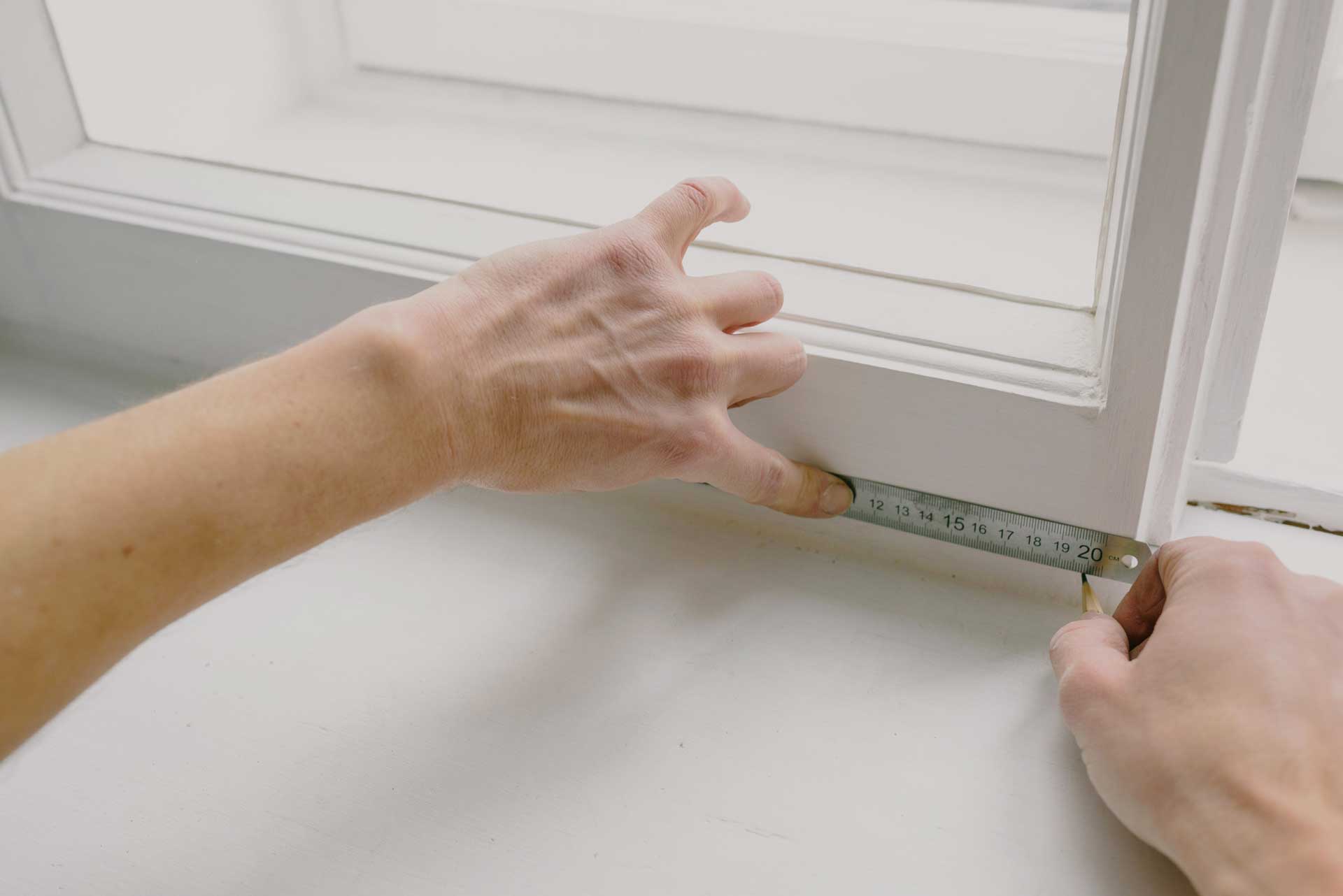 IMG-AIA011-worker-window-frame01