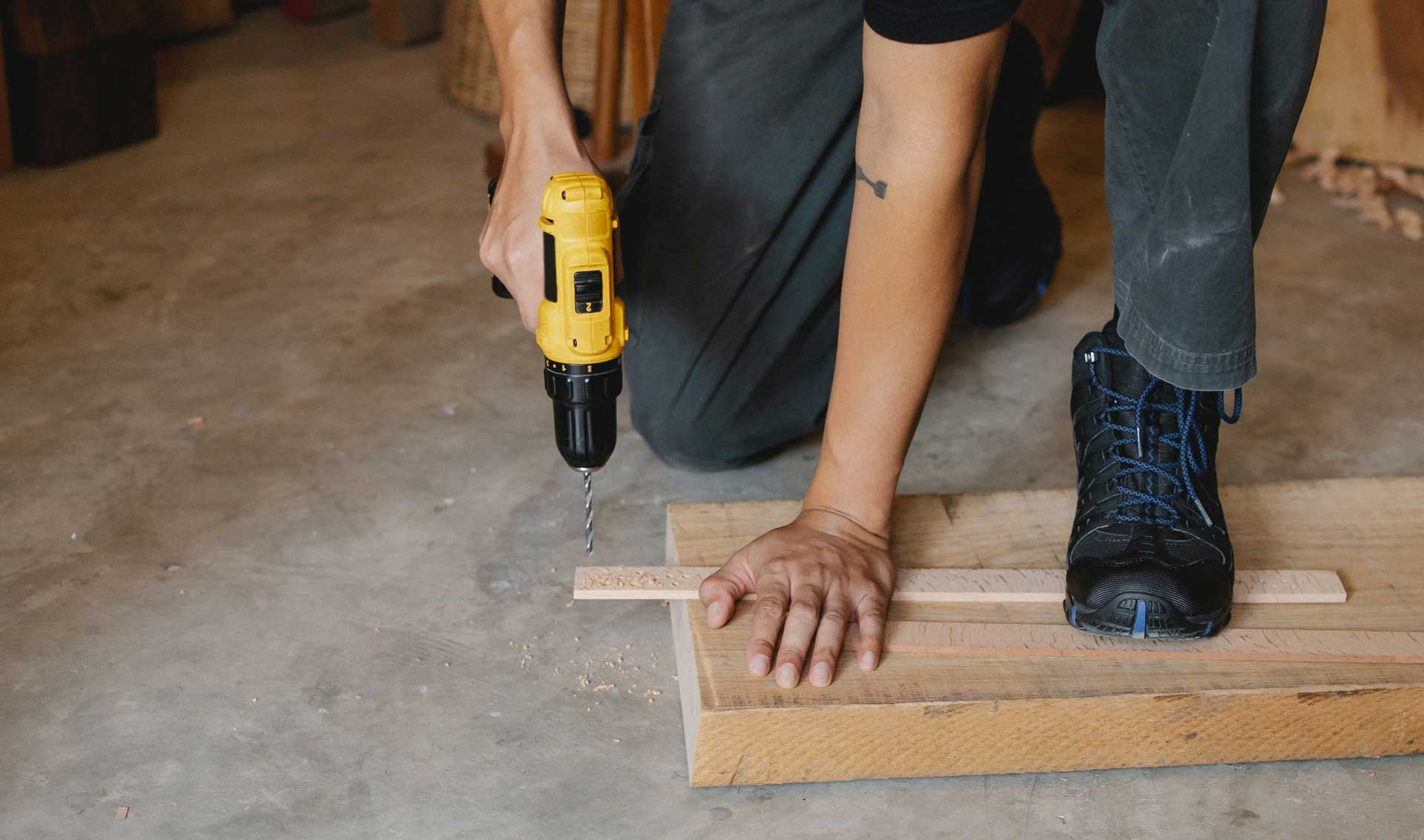 IMG-AIA07-worker-repair