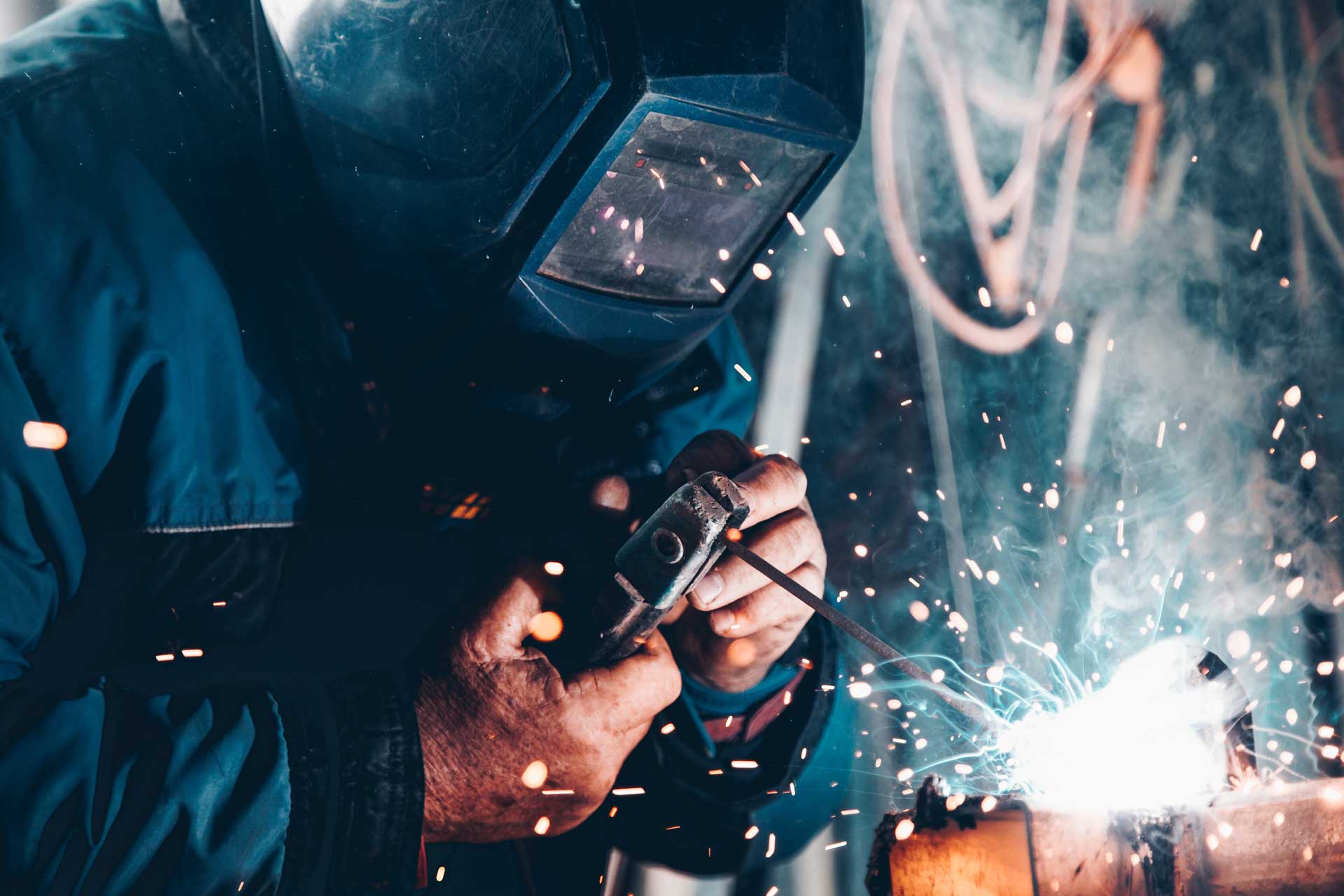 IMG-AIA08-worker-ijzer-lasen
